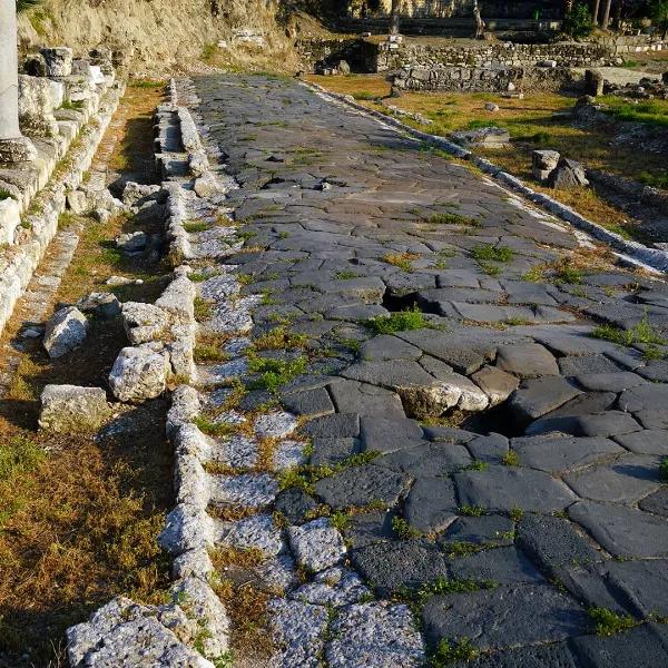 Sağlıklı Roman Road and Gate