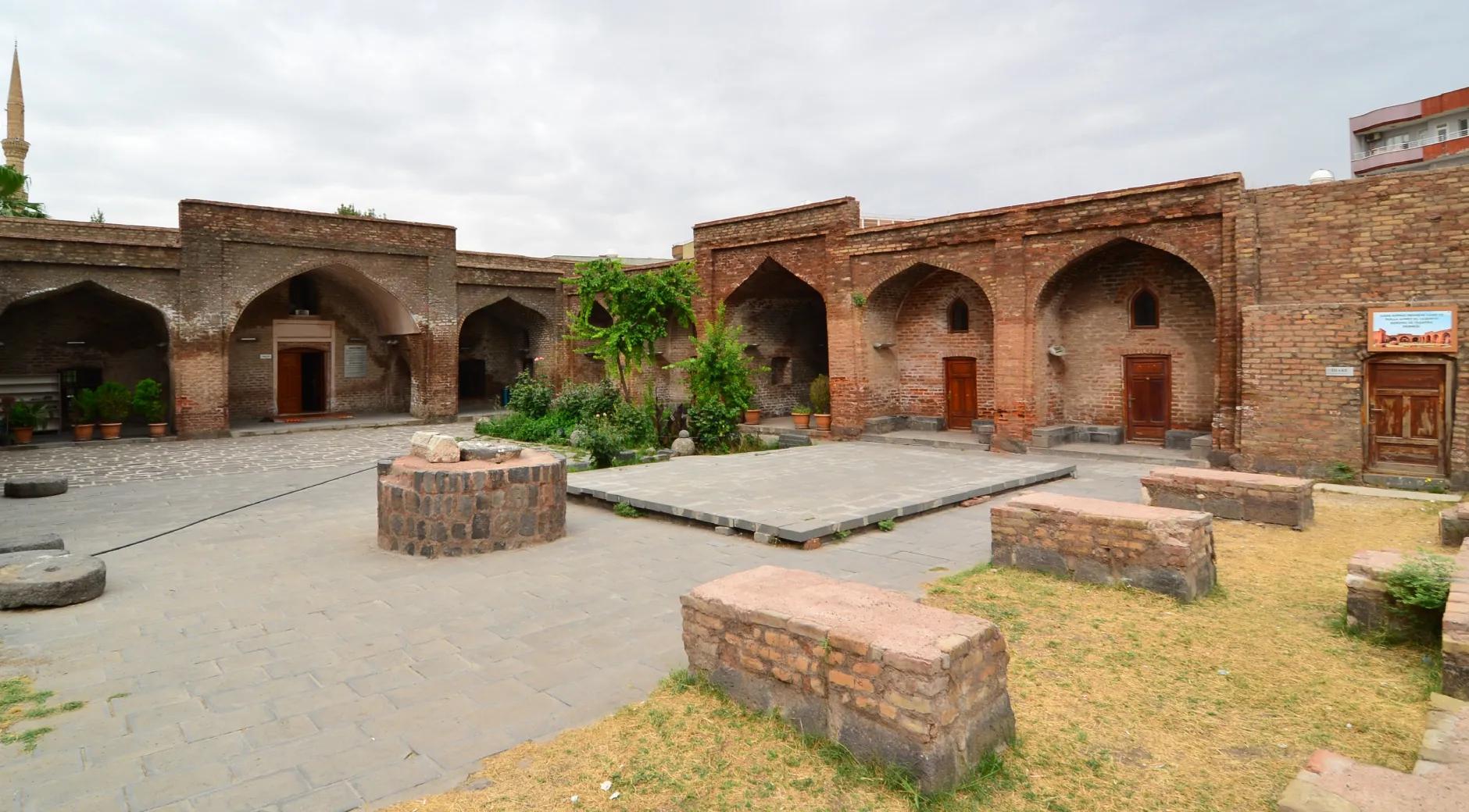 Kırmızı Madrasa's image