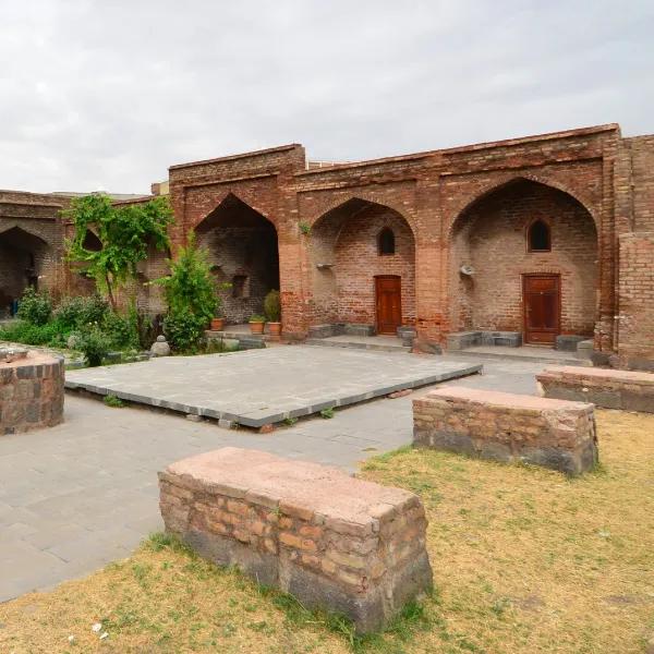 Kırmızı Madrasa