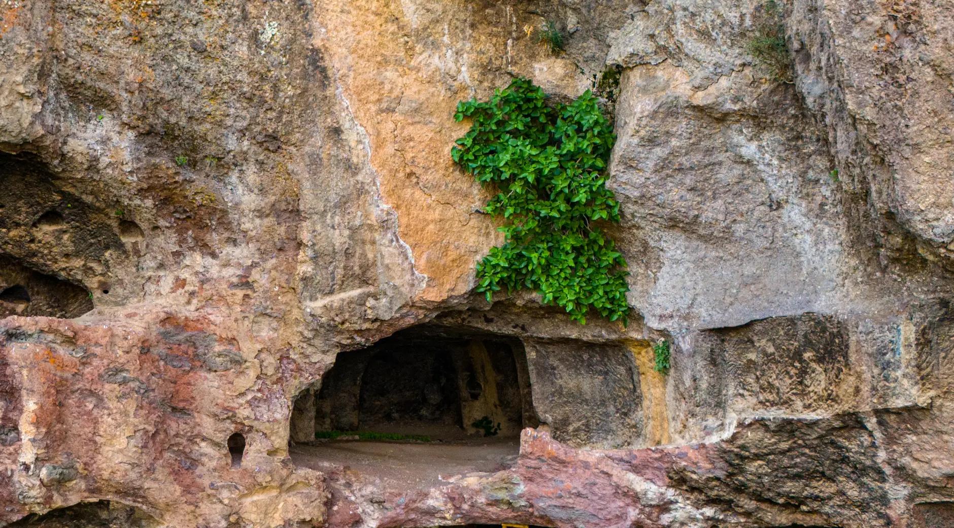 Zağ Caves's image